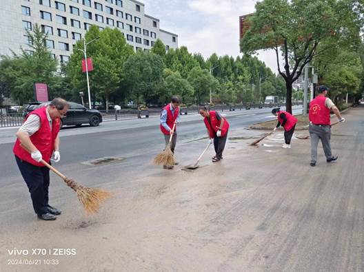 市工业和信息化局组织党员前往阳湖镇开展汛期灾后卫生清理活动